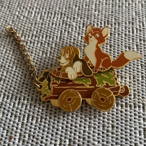 Disneyland Paris resort Fox & Hound - Train Series - LE 1200 Disney Pin 30160 - Picture 4 of 11
